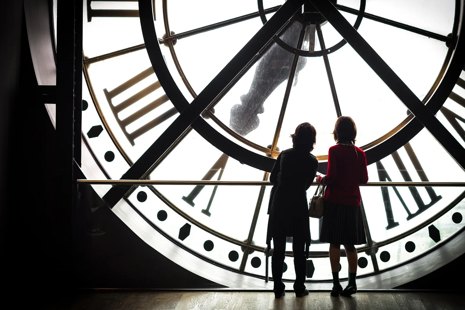 Deux personnes devant la grande horloge du musée d'Orsay : la consommation d'eau d'un foyer de deux personnes au fil du temps