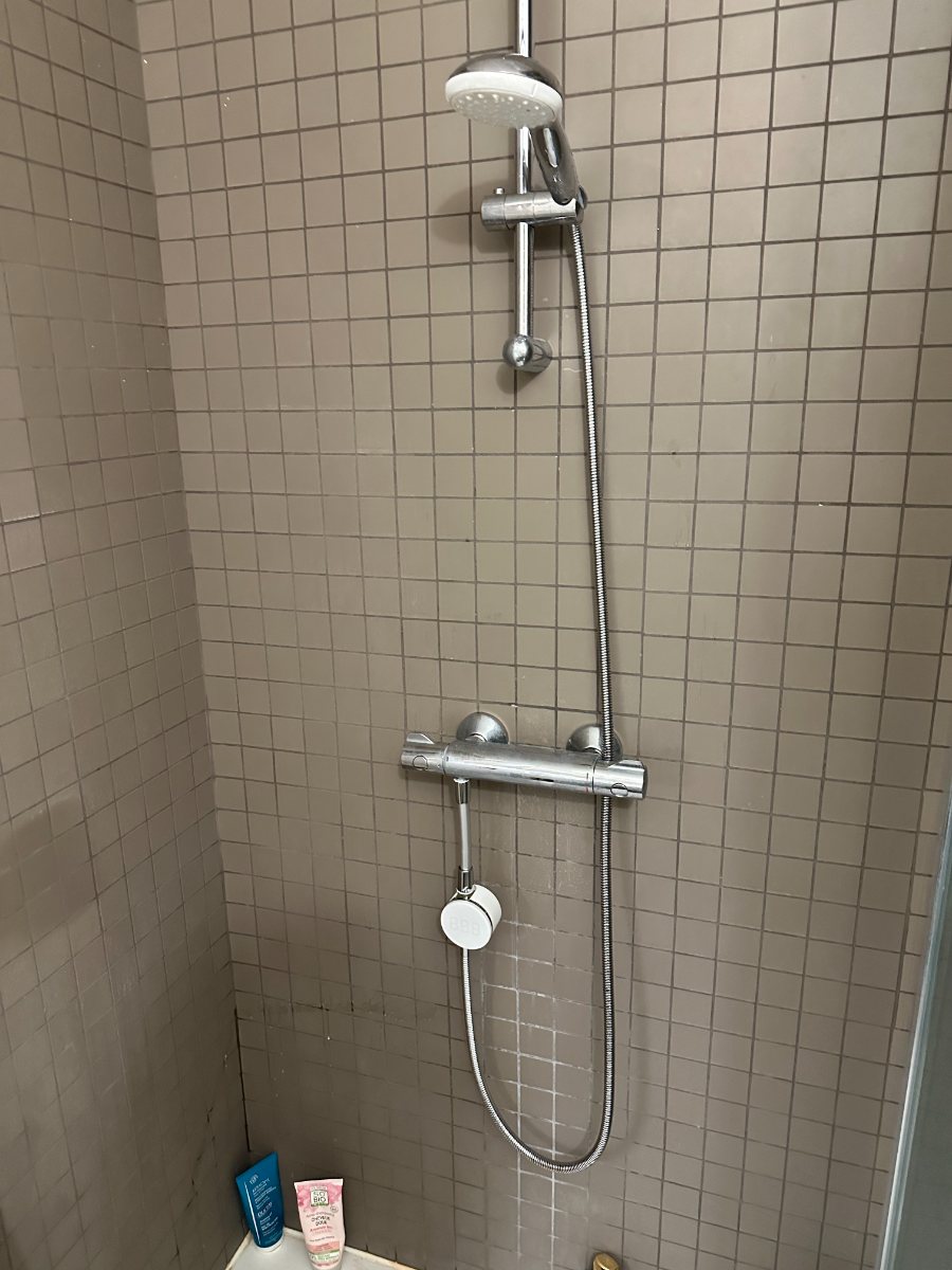 Molleaumètre fitted to a shower hose at the Hénéo residence