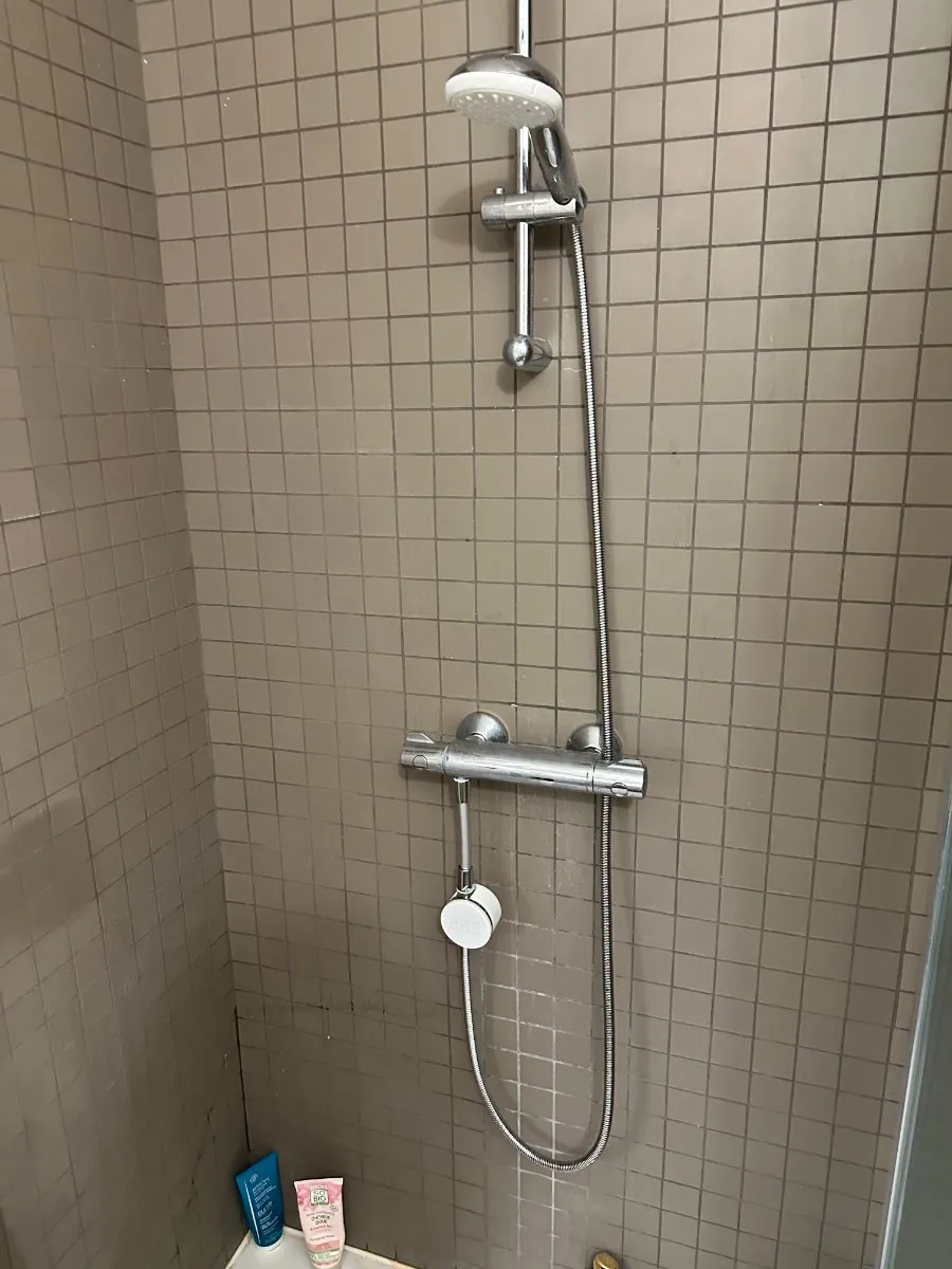 Molleaumètre installé sur une douche, résidence Hénéo