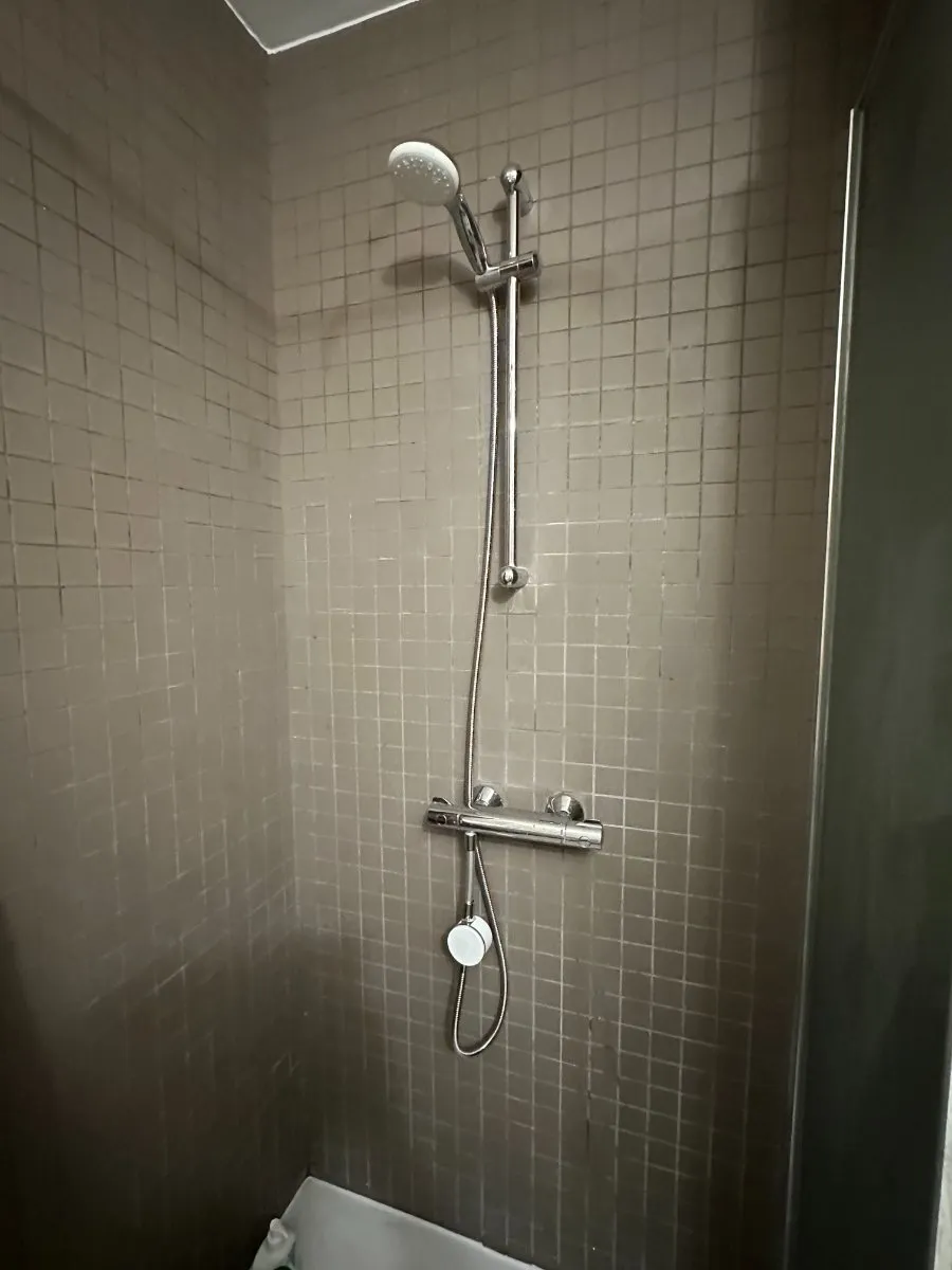 Molleaumètre en place sur une douche de la résidence Hénéo