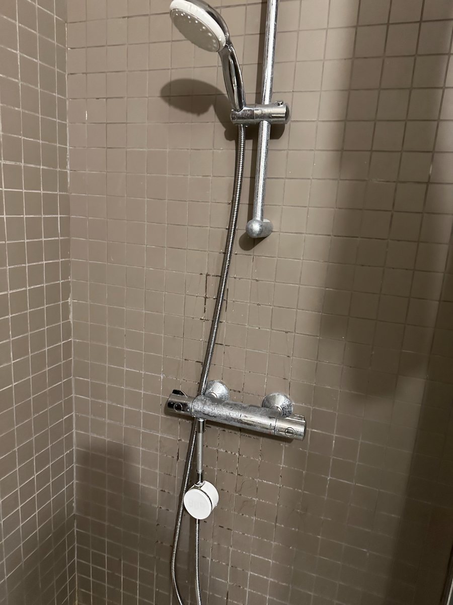 A shower equipped with the Molleaumètre at the Hénéo residence