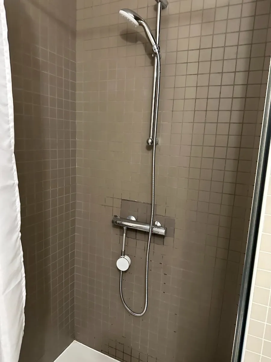 Molleaumètre installé sur une douche, résidence Hénéo