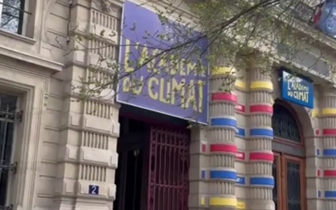 Façade de l'Académie du Climat à Paris, lieu d'une Fresque de l'eau animée par Molleau