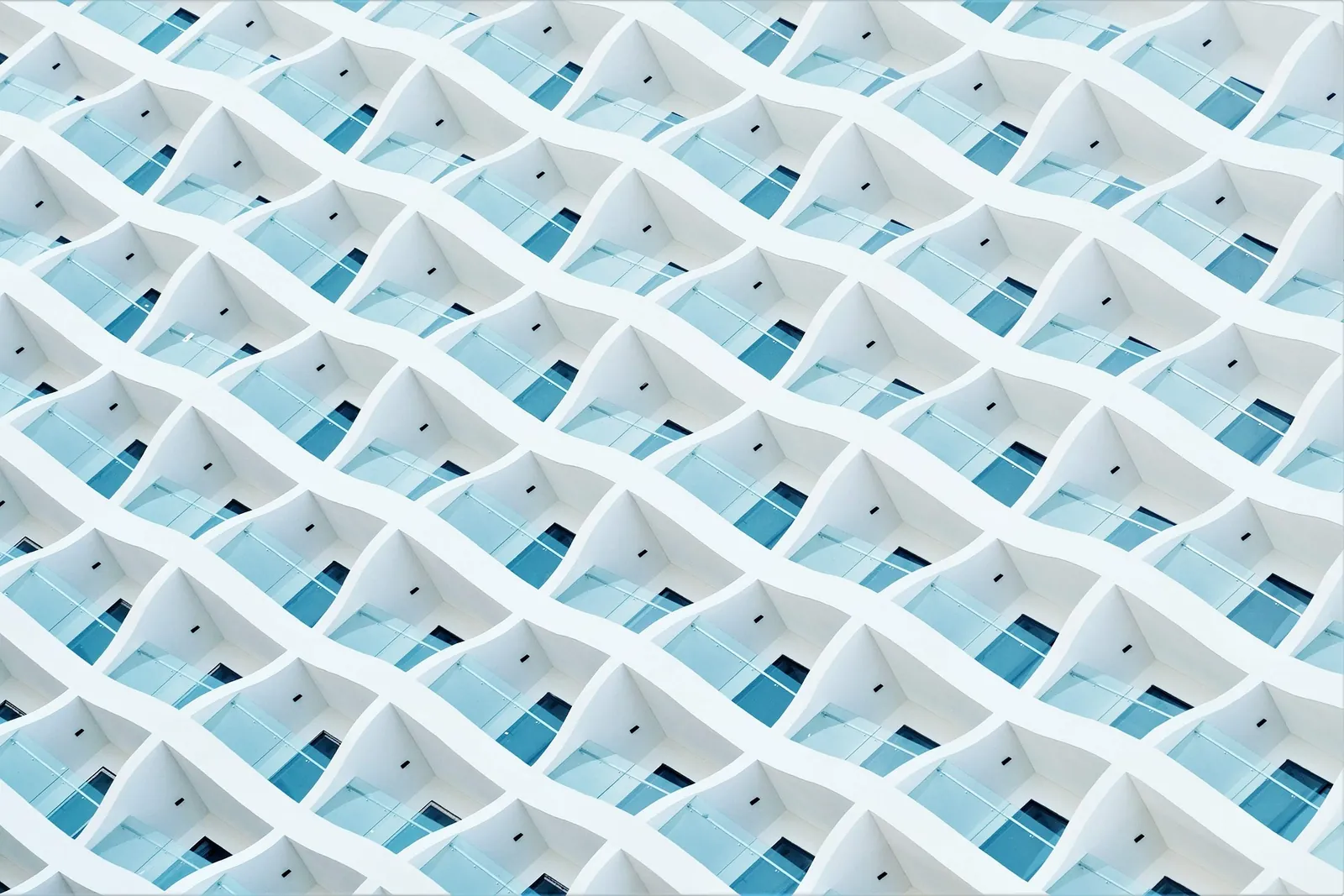 Façade d'hôtel aux dizaines de balcons identiques : la consommation d'eau d'un hôtel de 50 chambres se multiplie chambre par chambre