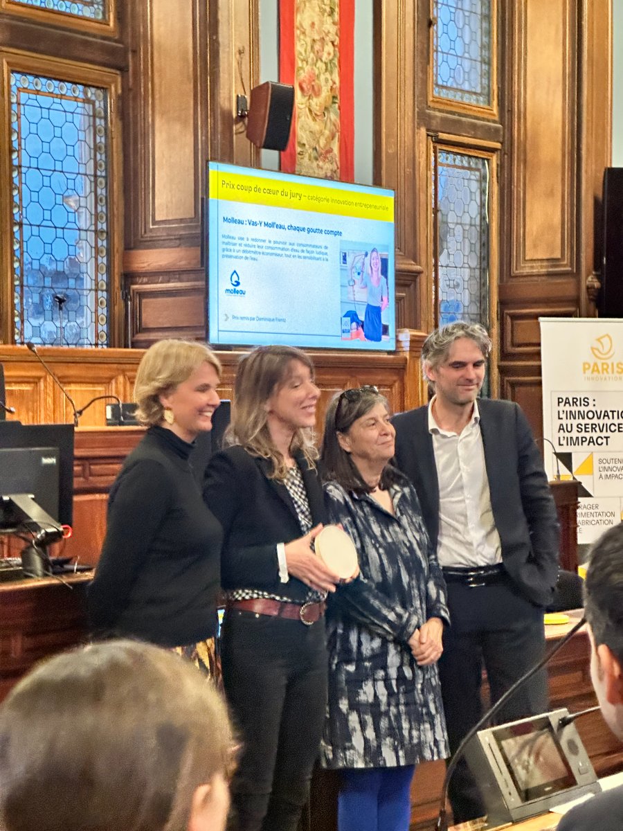 Remise du prix Coup de cœur sur scène, devant la diapositive « Molleau : Vas-Y Moll'eau, chaque goutte compte »