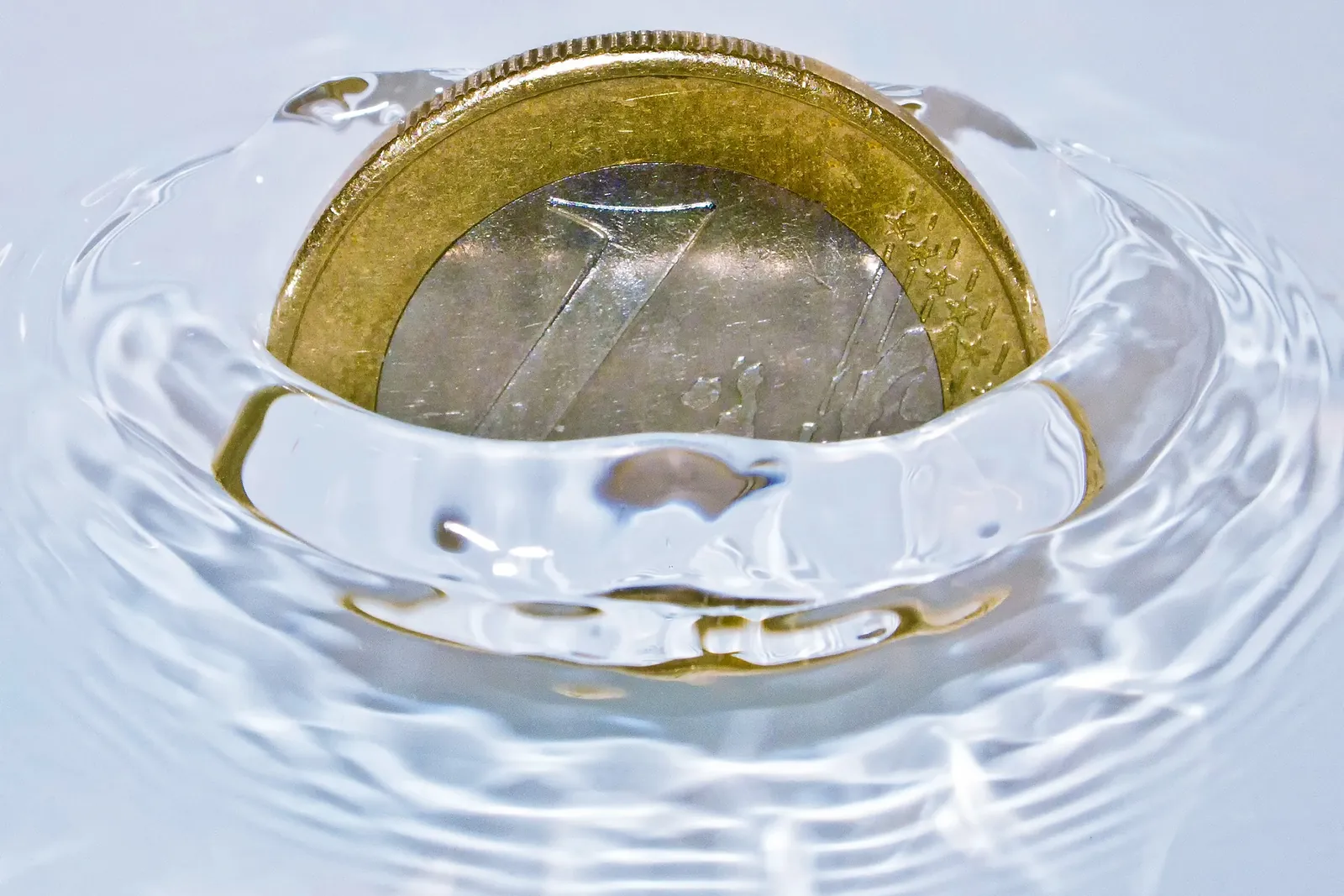 Pièce d'un euro plongée dans l'eau : choisir le bon compteur d'eau pour un hôtel, c'est choisir ce que l'on mesure et ce que l'on paie