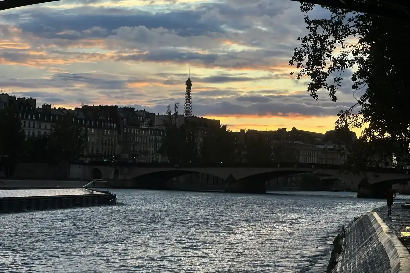 La Seine à Paris au coucher du soleil, avec la tour Eiffel : l'eau prélevée, traitée et distribuée a un prix